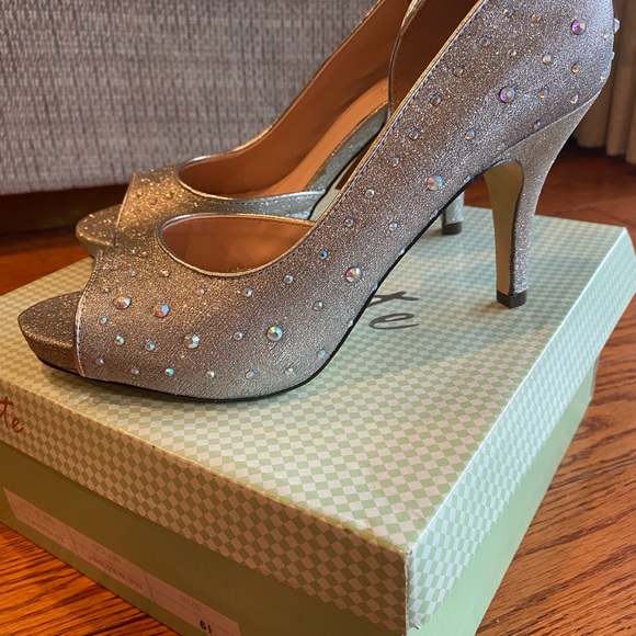 Brand New Women’s 3 1/2” Silver Heels - Picture 4 of 5